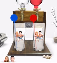 BK Gift Kişiye Özel Renkli Baskılı Sevgililer Karikatürlü İkili Vodka Bardağı ve Çift Musluklu Doğal Ahşap Vodka Standı-8 (Model 1)