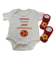 Hoşgeldin Bebek, Yenidoğan Kız Bebek, Sarı Kırmızı Taraftar Baskılı Badi Aksesuarlı Çorap Hediye Seti (Sarı-Kırmızı)