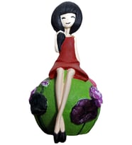 OTURAN KIZ, 21 cm. El Boyaması Biblo, Dekoratif El Sanatları, ev&ofis özgün dekor ürünü, hediyelik