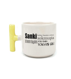 Sanki Herkes Hayatını Yoluna Sokmuşta Baskılı Sarı Kulplu T Kupa