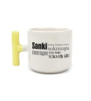 Sanki Herkes Hayatını Yoluna Sokmuşta Baskılı Sarı Kulplu T Kupa