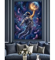 Uzayda Ayı Tutan Astronot Figürü Dekoratif Kanvas - Mdf Ahşap Tablo