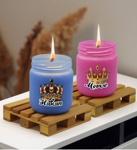 BK Gift Kişiye Özel DTF Kral Kraliçe Tacı 2’li Mavi ve Pembe Renkli Cam Kavanozda Kokulu Mum-1, Arkadaşa Hediye, Sevgiliye Hediye