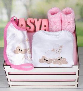 eJOYA Ahşap Sandıkta Kişiye Özel Zıbın Önlük Taş İsimlik Ve Patik Bebek Hediye Seti 109431 (Pembe)