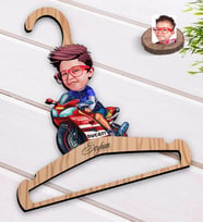 BK Gift Kişiye Özel Motorcu Çocuk Karikatürlü Standart Boy Ahşap Elbise Askısı-1