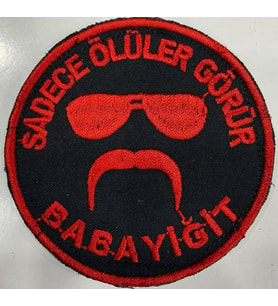 Single Sword ''SADECE ÖLÜLER GÖRÜR BABAYİĞİT'' Yazılı Cırtlı Nakış Arma, Patch, Peç Model KIRMIZI-SİYAH