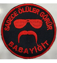 Single Sword ''SADECE ÖLÜLER GÖRÜR BABAYİĞİT'' Yazılı Cırtlı Nakış Arma, Patch, Peç Model KIRMIZI-SİYAH