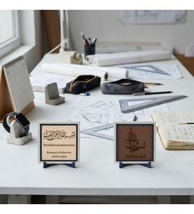 “Sübhanallah” Estetik Zikir Kaligrafisi ve Özel Deri Türkçe Meâlli Besmele İkili Masaüstü Objesi 10x10 cm, Pudra - Açık Kahve