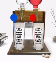 BK Gift Kişiye Özel Renkli Baskılı En Kötü Günümüz Böyle Olsun Tasarımlı İkili Vodka Bardağı ve Çift Musluklu Doğal Ahşap Vodka Standı-1 (Model 1)