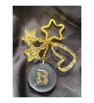 B HARF GOLD SİMLİ DAİRE TASARIM EKSTRA FİGÜRLÜ EPOKSİ HARF ANAHTARLIK HEDİYELİK ANAHTARLIK