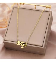 Kişiye Özel 925 Ayar Gümüş Love Yazılı Sallantılı Kalp Kolye (Gold)