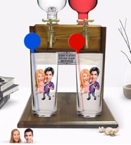 BK Gift Kişiye Özel Renkli Baskılı Sevgililer Karikatürlü İkili Vodka Bardağı ve Çift Musluklu Doğal Ahşap Vodka Standı-3 (Model 1)