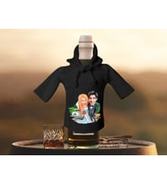 BK Gift Kişiye Özel Sevgililer Karikatürlü Mini Siyah İçki Şişesi Tişörtü , Ev Bar Dekoru, Viski, Şarap, Votka, Rakı Şişesi Tişörtü, Ev Barı-1