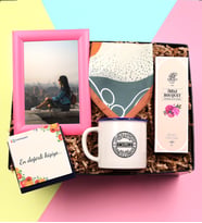 Kişiye Özel Pembe Çerçeve & Yaprak Detaylı Kahverengi Fular & Rebul Bouquet Kolonya & Mavi Renk Detaylı Vintage Kupa Hediye Seti