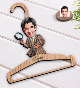 BK Gift Kişiye Özel Müfettiş Karikatürlü Standart Boy Ahşap Elbise Askısı-1