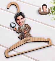 BK Gift Kişiye Özel Müfettiş Karikatürlü Standart Boy Ahşap Elbise Askısı-1