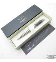 Parker Sanatsal Çizimli Tükenmez Kalem  Benzersiz üründür. Yalnızca bir adet bulunmaktadır (Karışık)