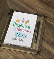 Kişiye Özel  Biyoloji Öğretmeni Tasarımlı Ahşap Kutulu Ajanda Kalem Seti (Beyaz)