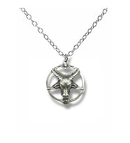 Ters Pentagram ve Goat Head Figürlü Gümüş Renk Unisex Kolye – 60 cm Zincirli Gotik Takı