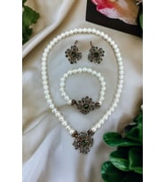 Kristal Taşlı Çiçek Figürlü İnci Kolye Küpe ve Bileklik Seti