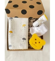 HOŞGELDİN BEBEK , YENİDOĞAN BEBEK HEDİYE SETİ , MÜSLİN BATTANİYE & MENDİL & ÇORAP & BANYO SÜNGERLİ HEDİYE KUTUSU (Sarı)
