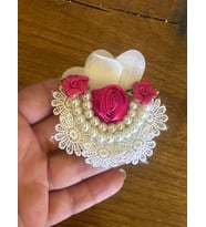 8X8 CM DANTEL İŞLEME BONCUKLUKABARTMA GÜL İĞNELİK TÜRBAN İĞNESİ DAMAT İĞNESİ BROŞ (Beyaz)