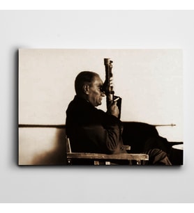 Atatürk Dürbünle Bakarken Kanvas Tablo