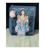 KIZ GÖRSELLİ PUL PAYETLİ APLİKELİ PONPONLU PORTFÖY CLUTCH EL VE MAKYAJ ÇANTASI 29X25 CM