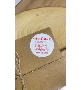 Gülümse Kırmızı Yazılı Yuvarlak Yapışkanlı Etiket 4x4 cm 120 Adet