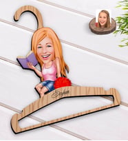 BK Gift Kişiye Özel Kadın Öğrenci Karikatürlü Standart Boy Ahşap Elbise Askısı-1