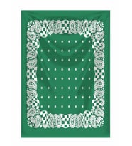 YEŞİL ZEMİN ÜZERİNE BEYAZ DAMA DESENLİ KARE %100 PAMUK BANDANA 55X55 UNİSEX