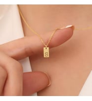 Kişiye Özel 925 Ayar Gümüş Minimalist Plaka Harf Kolye (Gold)