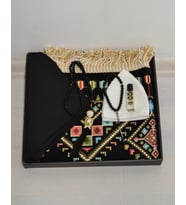Çeyizlik Hediyelik Seccade Set – Kadife Kilim Desen, Eşarp, Tesbih, Takke, Esans ve Özel Kutu (Siyah)