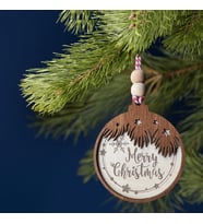 İskandinav Tarzında Yukarıdan Sarkan Ağaç Dalları ve Merry Christmas Yazılı Yılbaşı Ağaç Süsü