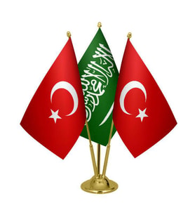 Masa Üstü Suudi Arabistan Bayrağı Türk Bayrağı Üçlü Pirinç Direk Masa Bayrak Seti