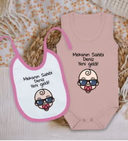 BK Kids Kişiye Özel Mekanın Sahibi Tasarımlı Pembe %100 Pamuklu Askılı Sıfır Kol Bebek Body Zıbın ve Mama Önlüğü Hediye Seti