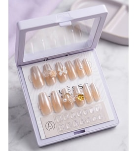 Louésse Champagne Bloom Takma Tırnak 12’li Şampanya Nude İnci Çiçek Detaylı Şık Nail Set