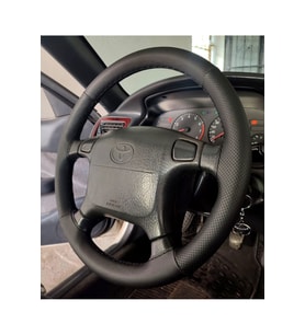 DİKİŞLİ DİREKSİYON KILIFI SİYAH/NOKTALI DERİ SİYAH DİKİŞLİ TOYOTA COROLLA İÇİN 4 KOLLU