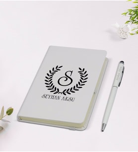 BK Gift Kişiye Özel Çelenk Baş Harfli İsimli 9x14cm Beyaz Defter ve Kalem Hediye Seti - Model 5