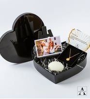 Kişiye Özel Kalp Kutuda Hediye Seti- İncili İstiridye Kolye - İstiridye Mum - İstiridye Kart Notu - Ahşap Şovale - Polaroid Fotoğraf - Kalp Hediye Kutusu