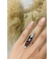 Kırmızı Tabut Figürlü İskelet Yüzük – Ölümün, Tutkunun ve Gücün Gotik Simgesi