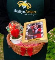 Kişiye Özel Hediye Sepeti - Kırmızı Kalpli Işıklı Fanus ve Ahşap Fotoğraf Çerçevesi