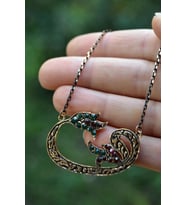 STONEAGE JEWELLERY Lal Doğal Taş Vav Bayan Kolye