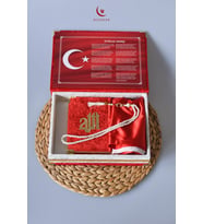 Kadife Kaplamalı Ahşap Plaket Kutu Kadife Kuran Türk Bayrağı İnci Tesbih Taşıma Çantalı Hediye Seti