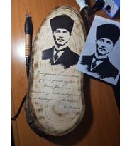 DOĞAL AĞAÇ DİLİMİ ATATÜRK PORTRE (AHŞAP YAKMA) DİKEY