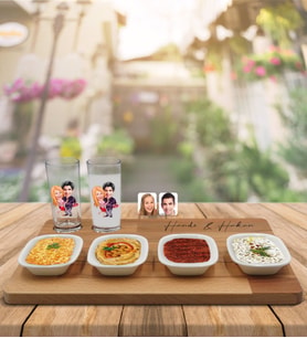 BK Gift Kişiye Özel Sevgililer Karikatürlü 2’li Rakı Bardağı ve Meze Tabaklı Doğal Masif Ahşap Servis Sunum Tepsisi Model 2