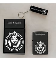 Aslan Desenli Kişiye Özel İsimli Çakmak,Metal Tabaka ve Anahtarlık Seti - 3'lü Hediye Set (Siyah)