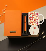 Kişiye Özel Termo Deri Turuncu Defter & Kişiye Özel Turuncu Tükenmez Kalem & Baskılı Kupa & El Yapımı Soyut Yüz Hediye Seti
