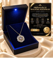 Premium Işıklı Kutuda 925 Ayar Gümüş Altıgen Baget 100 Dilde Sevgi Altın Kaplama Zirkon Taşlı Kolye