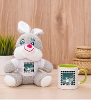 Kişiye Özel Kalp Detaylı Fotoğraflı  Peluş Tavşan ve Yeşil Kupa